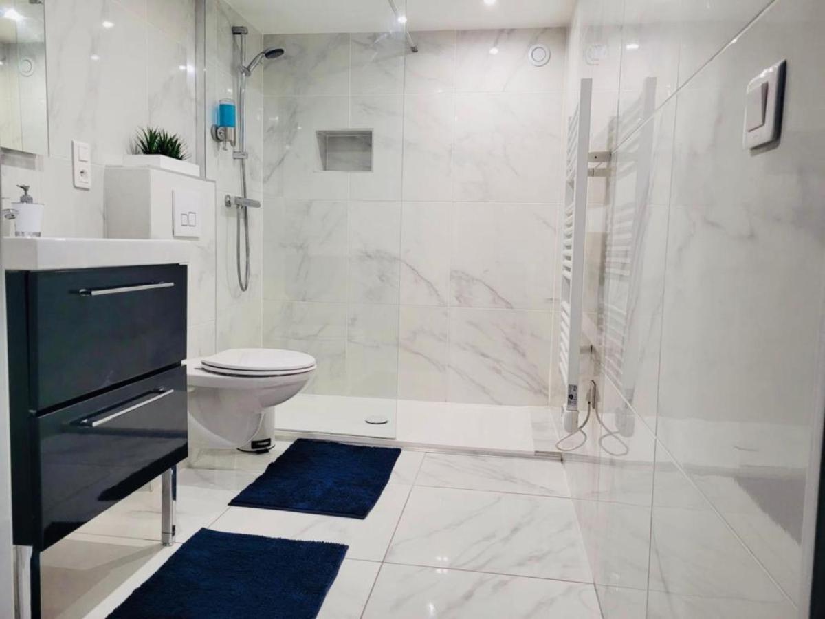 Apartment Spacious 2-bedroom Apartment: Paris Area With Parking & Terrace *
